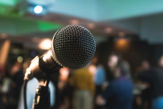 Salle de conférence avec un micro